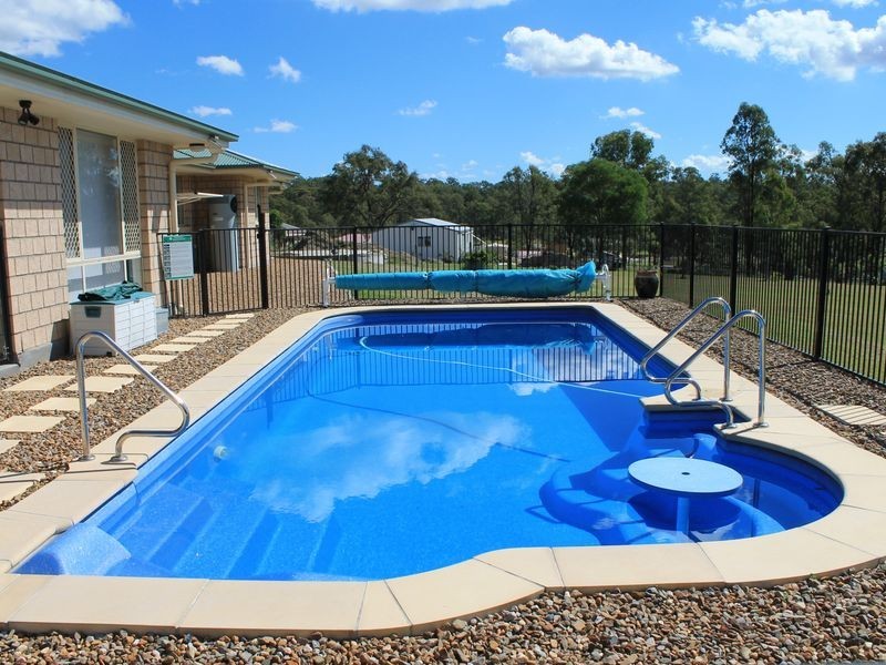 10 Stephenson Crescent, Kensington Grove QLD 4341