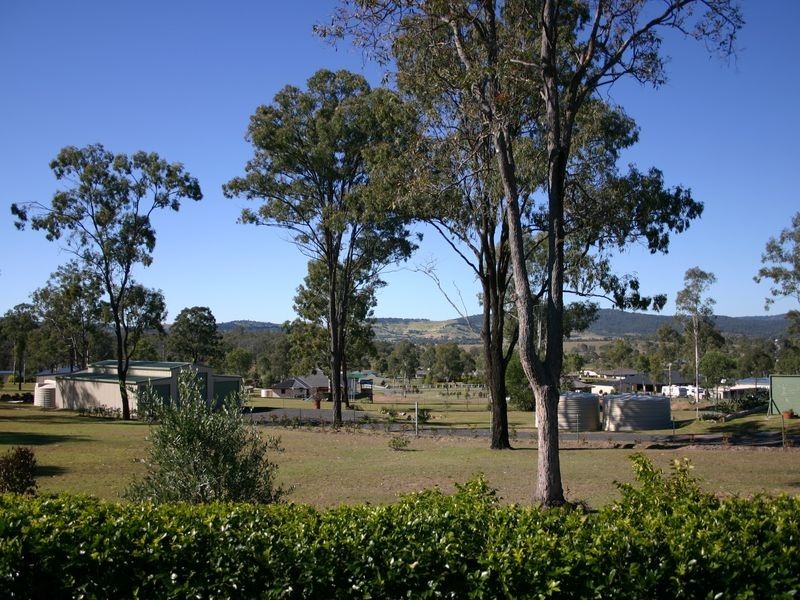 10 Senior Court, Kensington Grove QLD 4341
