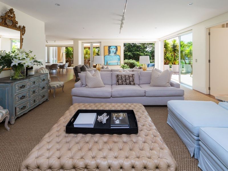 * *, Elizabeth Bay NSW 2011