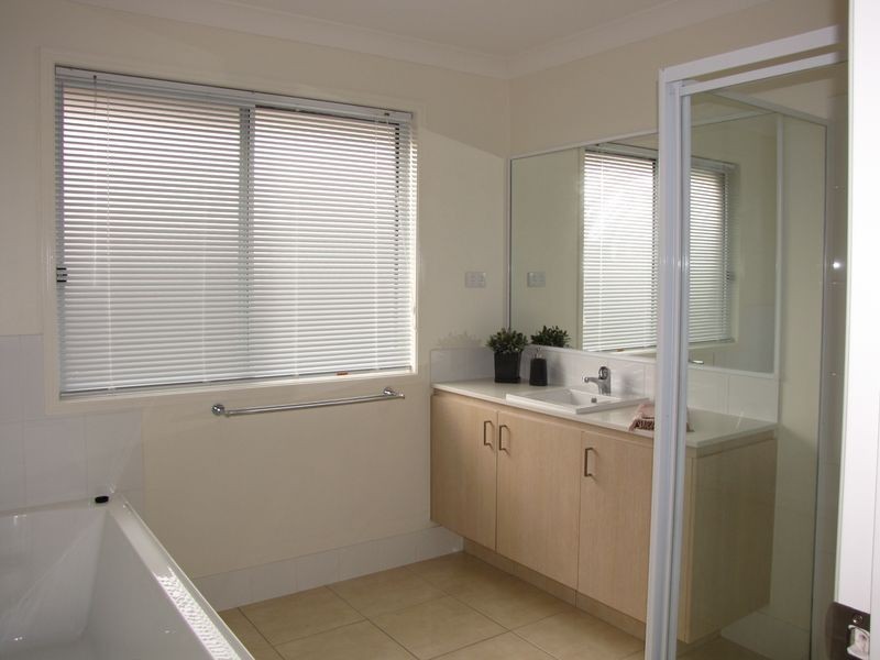 10 Phoebe Way, Gleneagle QLD 4285