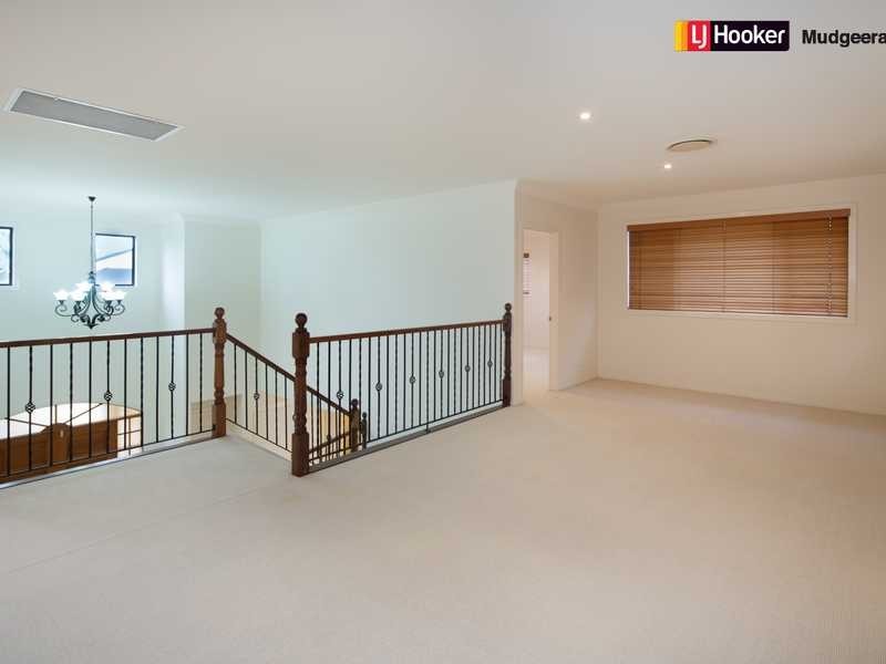 32 Clear Water Bay Ave, Clear Island Waters QLD 4226