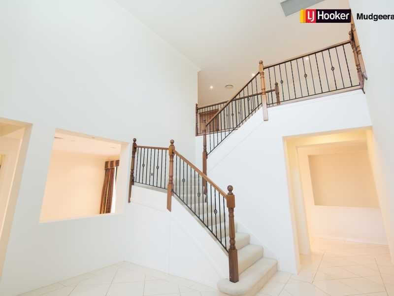 32 Clear Water Bay Ave, Clear Island Waters QLD 4226