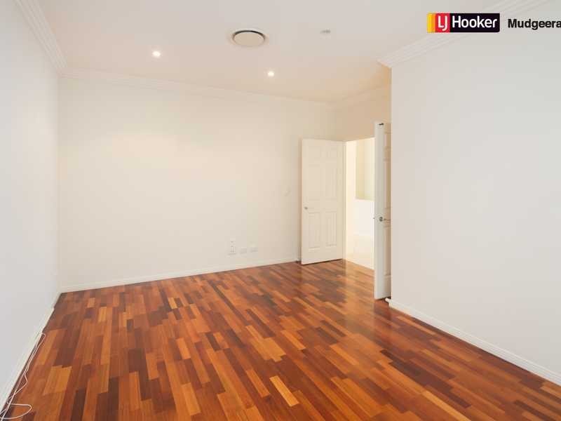 32 Clear Water Bay Ave, Clear Island Waters QLD 4226