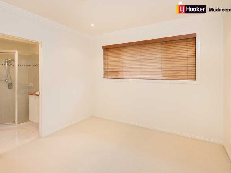 32 Clear Water Bay Ave, Clear Island Waters QLD 4226