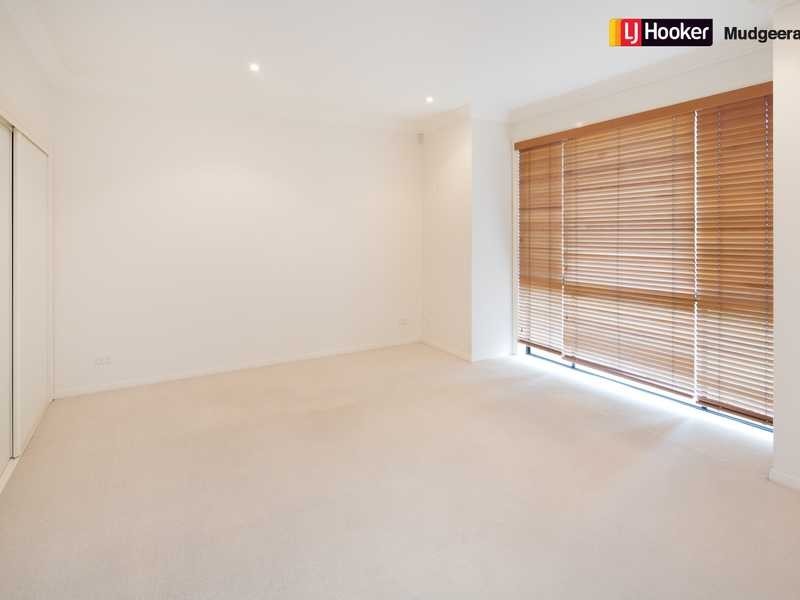 32 Clear Water Bay Ave, Clear Island Waters QLD 4226