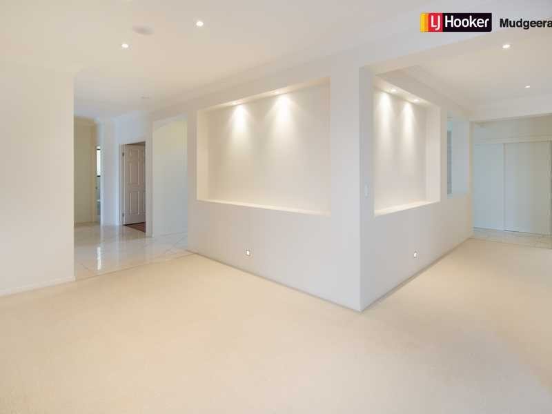 32 Clear Water Bay Ave, Clear Island Waters QLD 4226