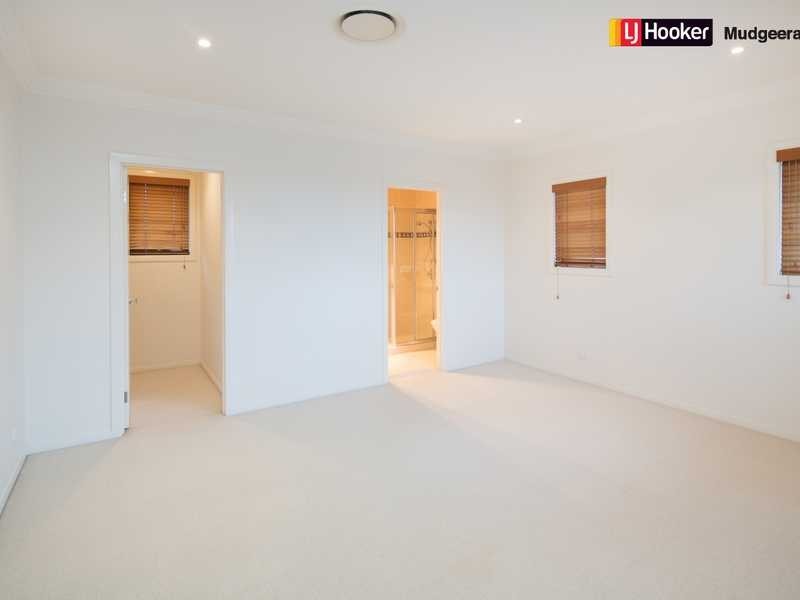 32 Clear Water Bay Ave, Clear Island Waters QLD 4226