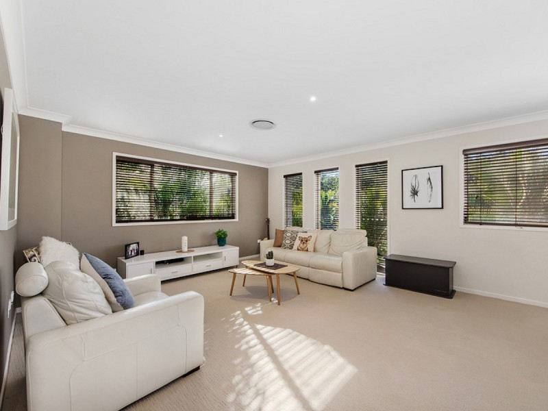 8 Grove Creek Close, Reedy Creek QLD 4227