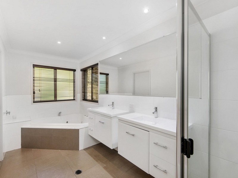 8 Grove Creek Close, Reedy Creek QLD 4227