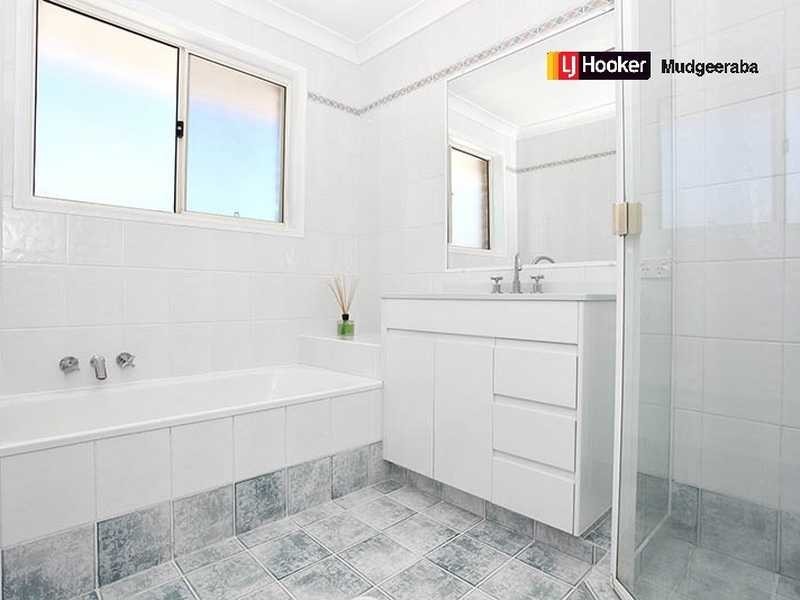 4 Dewar Court, Highland Park QLD 4211