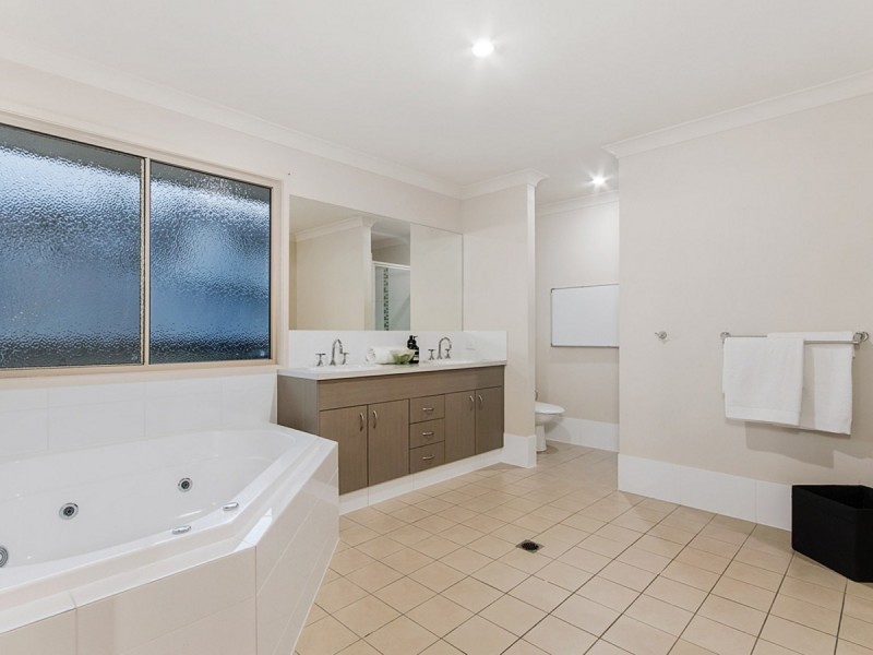 30 Willow Tree Drive, Reedy Creek QLD 4227