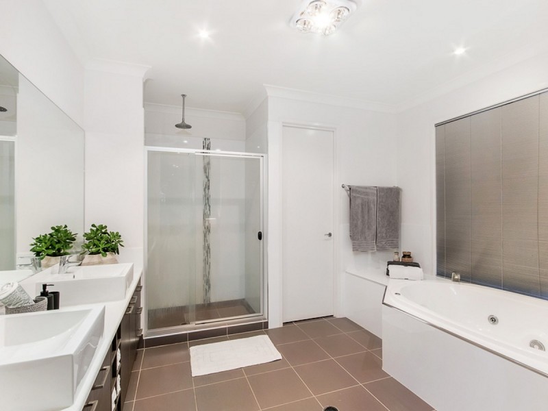 8 Wilcox Close, Reedy Creek QLD 4227