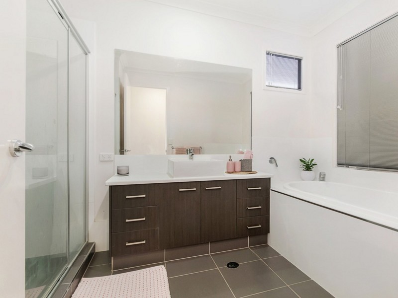 8 Wilcox Close, Reedy Creek QLD 4227