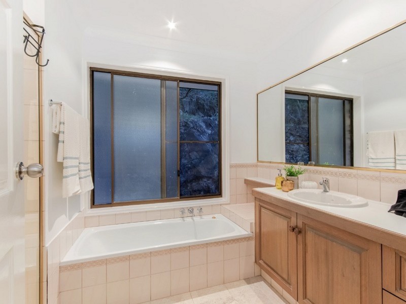 6 Akama Court, Mudgeeraba QLD 4213