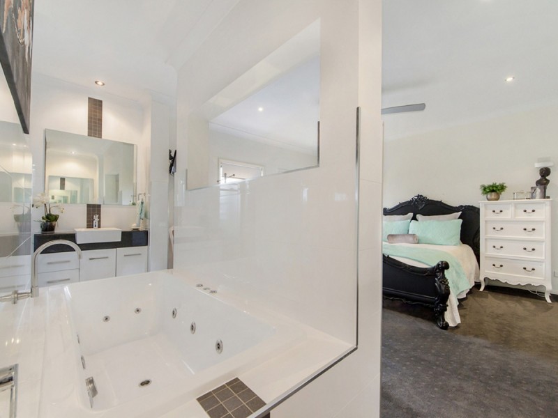 18 Willow Tree Drive, Reedy Creek QLD 4227