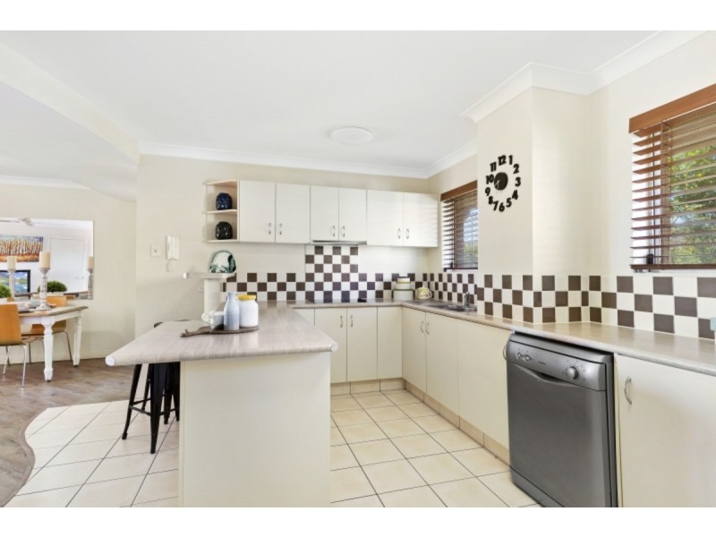 11/31-33 Mawarra Street, Chevron Island QLD 4217