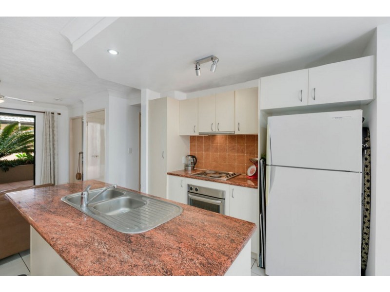 2/13-15 Illawong Street, Chevron Island QLD 4217