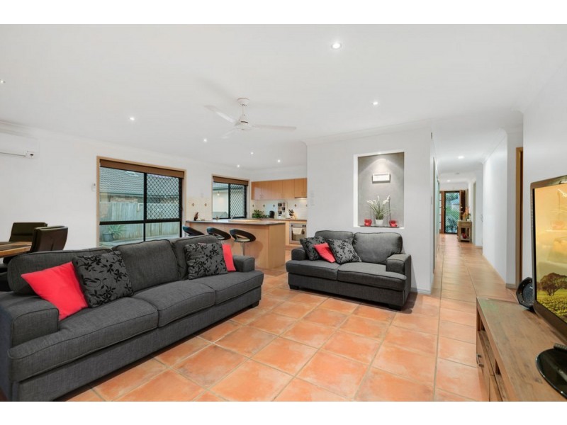 95 Crestwood Drive, Molendinar QLD 4214