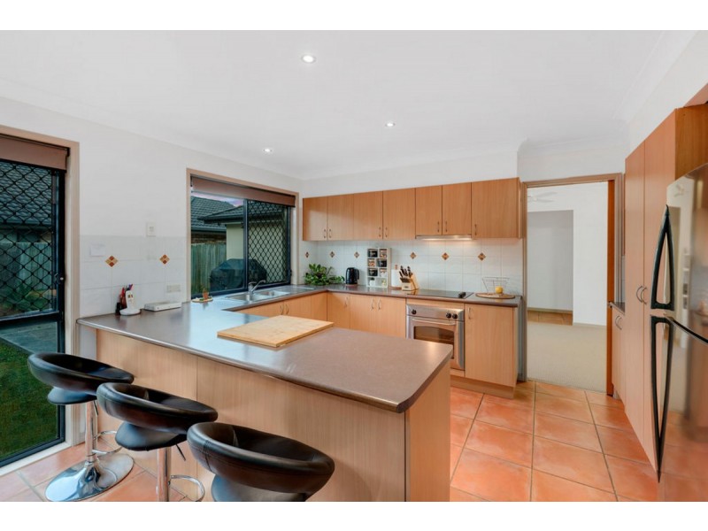 95 Crestwood Drive, Molendinar QLD 4214