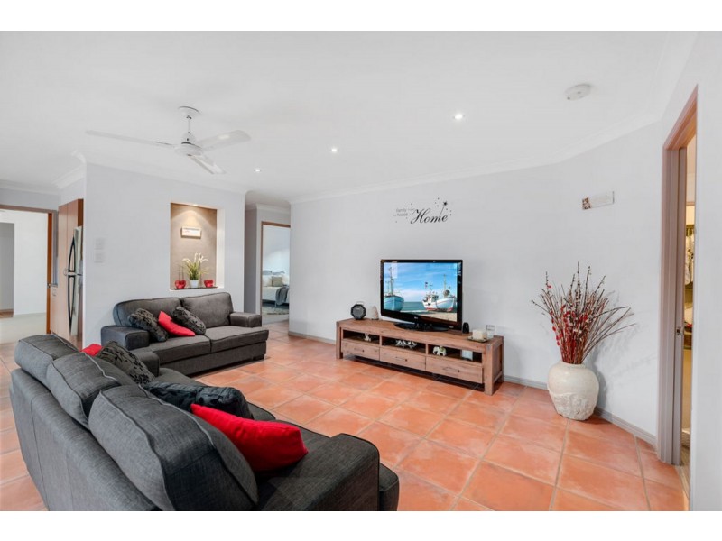 95 Crestwood Drive, Molendinar QLD 4214
