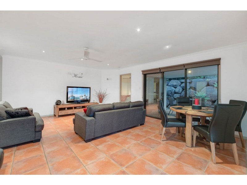 95 Crestwood Drive, Molendinar QLD 4214