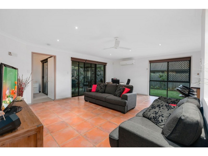 95 Crestwood Drive, Molendinar QLD 4214