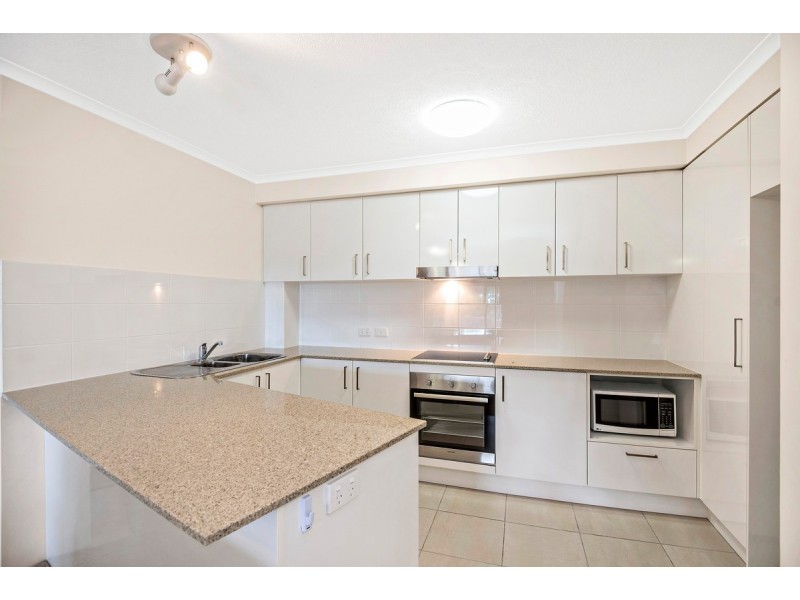 17/8-10 Ahern Street, Labrador QLD 4215