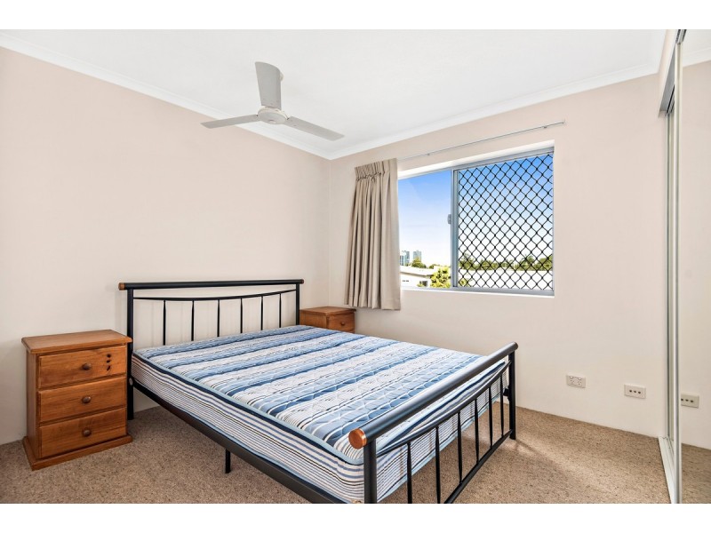 17/8-10 Ahern Street, Labrador QLD 4215