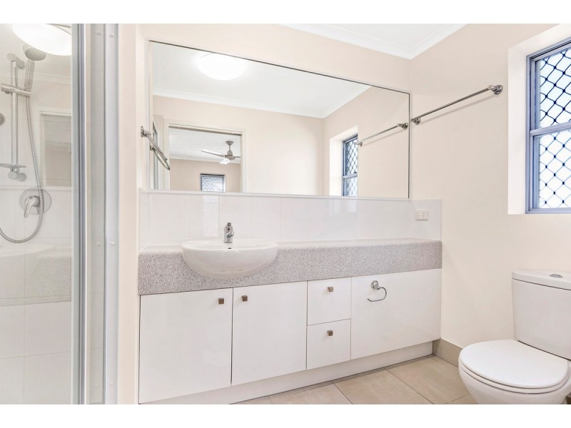 17/8-10 Ahern Street, Labrador QLD 4215