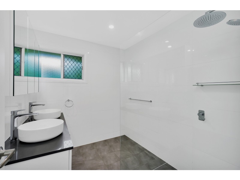 140 Bamboo Avenue, Benowa QLD 4217