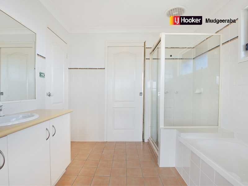 15 Mellissah Crescent, Arundel QLD 4214