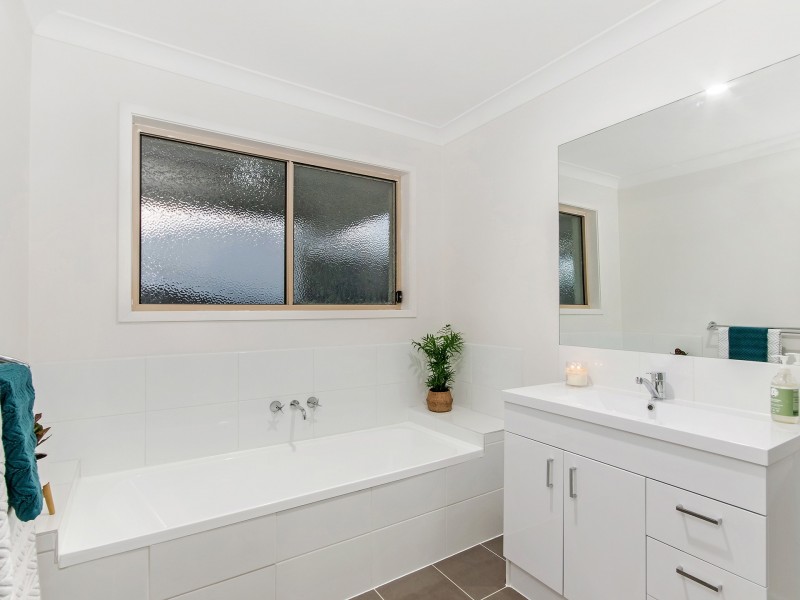 30 Willow Tree Drive, Reedy Creek QLD 4227