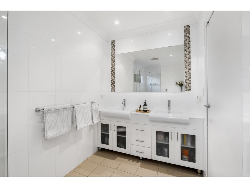 9 Goroka Court, Clear Island Waters QLD 4226