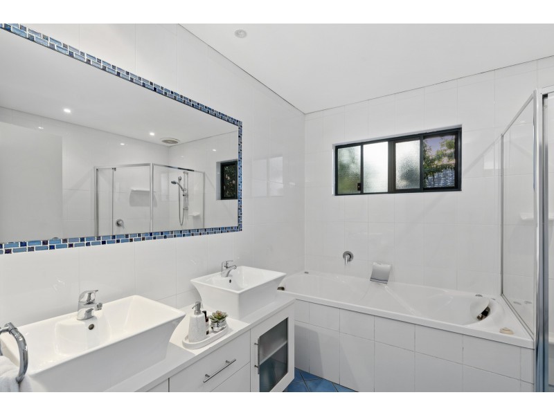 9 Goroka Court, Clear Island Waters QLD 4226