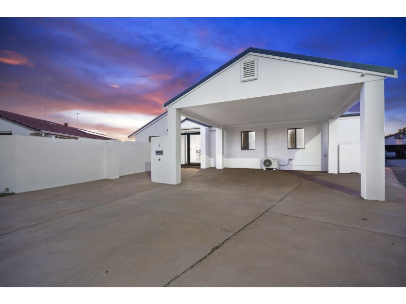 9 Goroka Court, Clear Island Waters QLD 4226