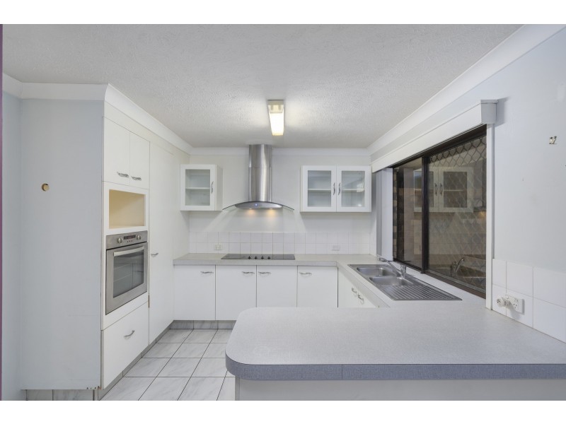 2/8 Flora Close, Burleigh Waters QLD 4220