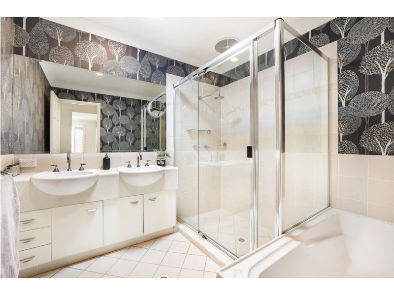6 Bristol Place, Arundel QLD 4214