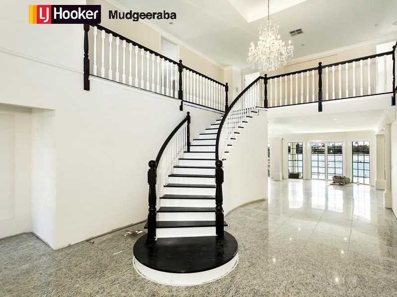 32 Istana View, Clear Island Waters QLD 4226