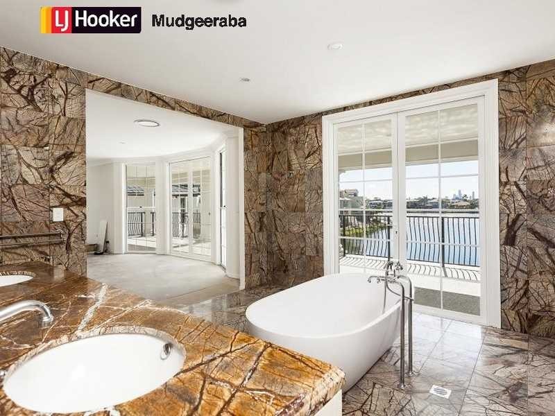 32 Istana View, Clear Island Waters QLD 4226