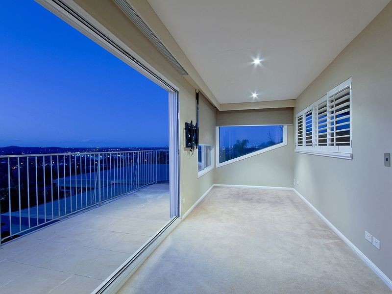 7 Macrobert Street, Highland Park QLD 4211