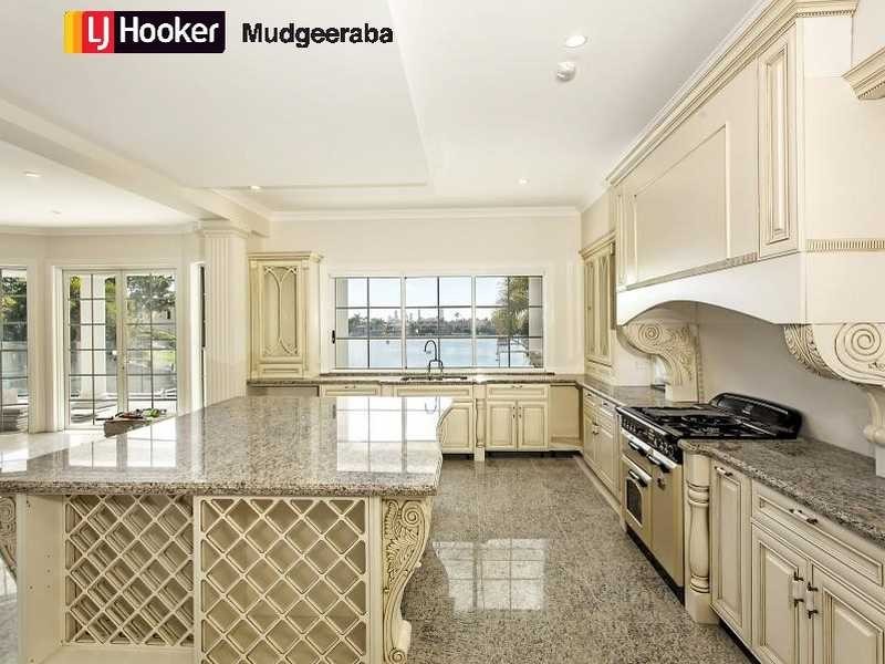 32 Istana View, Clear Island Waters QLD 4226