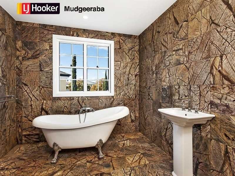 32 Istana View, Clear Island Waters QLD 4226