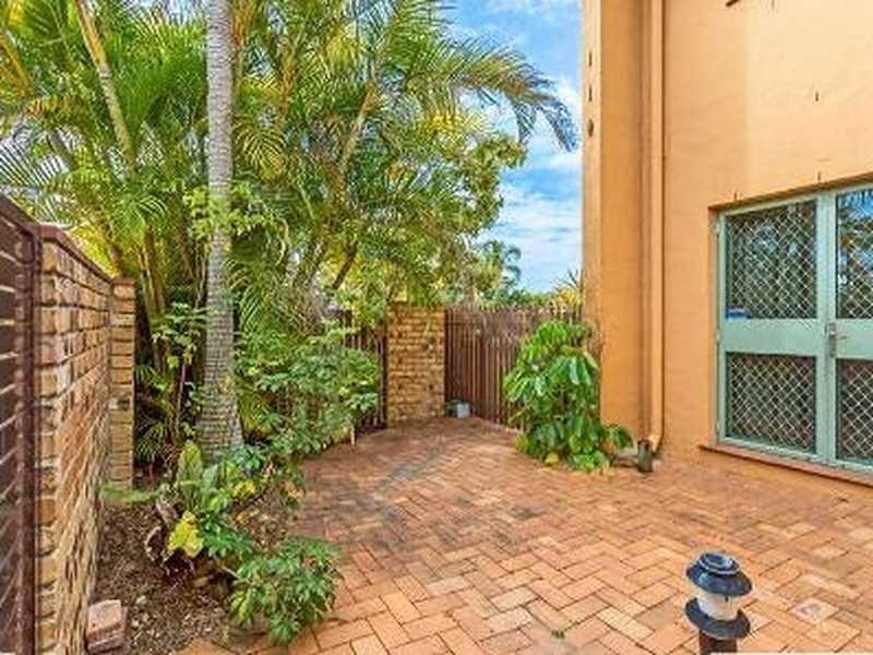 1/43 St Kevins Ave, Benowa QLD 4217