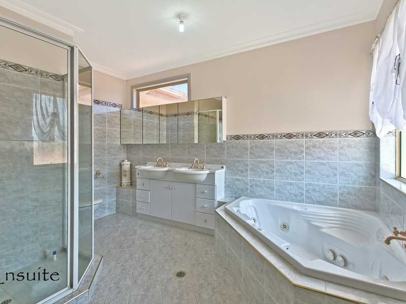 17 Montserrat Court, Clear Island Waters QLD 4226