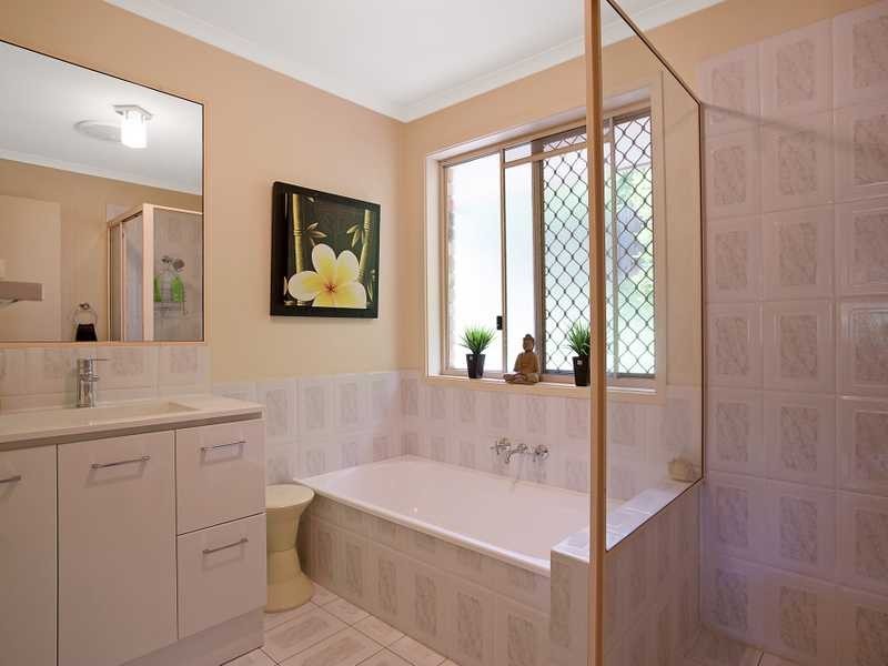 8 Pinehurst Place, Robina QLD 4226