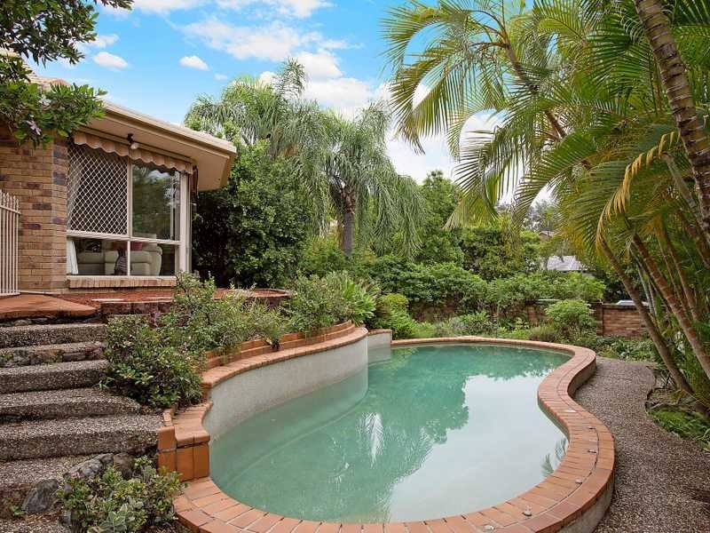 8 Pinehurst Place, Robina QLD 4226