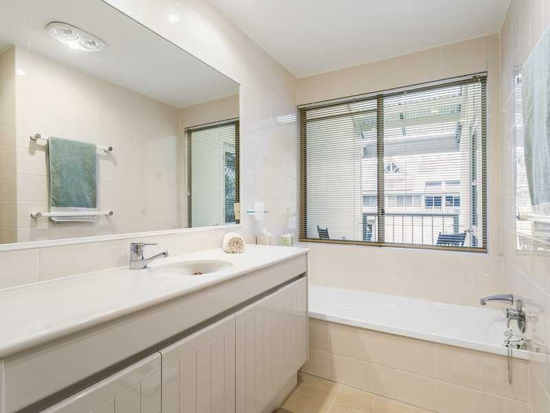 1/125 Santa Cruz Boulevard, Clear Island Waters QLD 4226