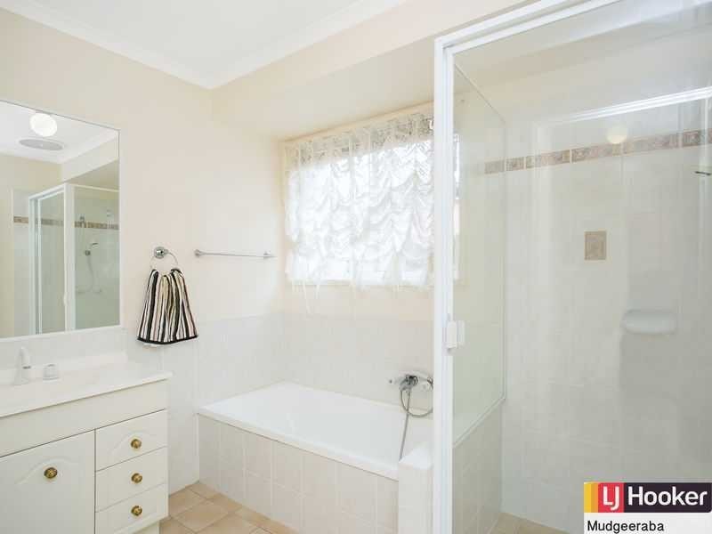 8 Glastonbury Drive, Mudgeeraba QLD 4213