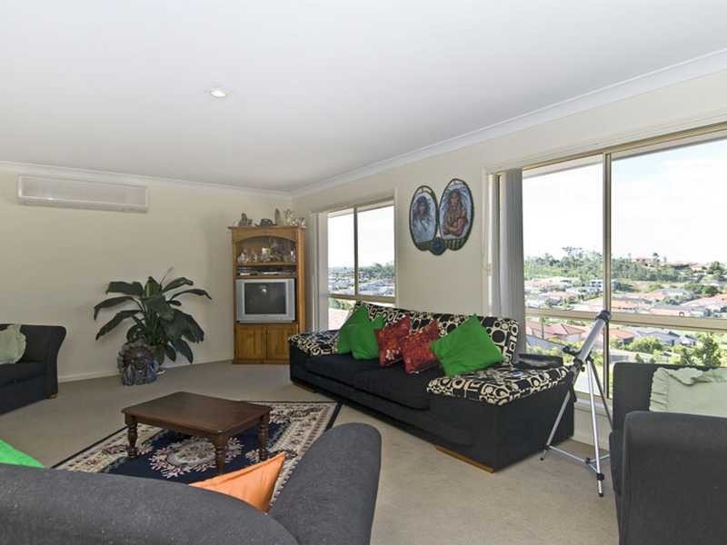 14 Buffalo Cr, Pacific Pines QLD 4211