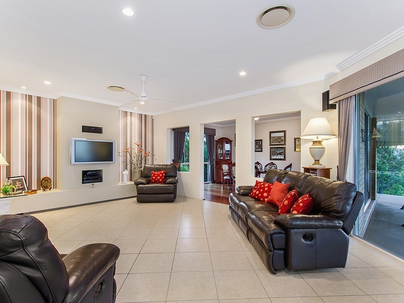 50 Chesterfield Drive, Bonogin QLD 4213